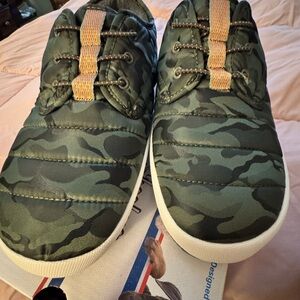 Skechers Green Camo Quilted mighty puffs Slip-Ons with Orange Pull Tab